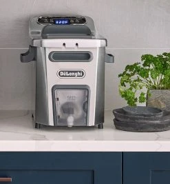 DeLonghi De'Longhi Livenza 4.5L Cool Zone Deep Fryer -Cuisinart Shop livenza deep fryer 1.2 gallon d44528dz