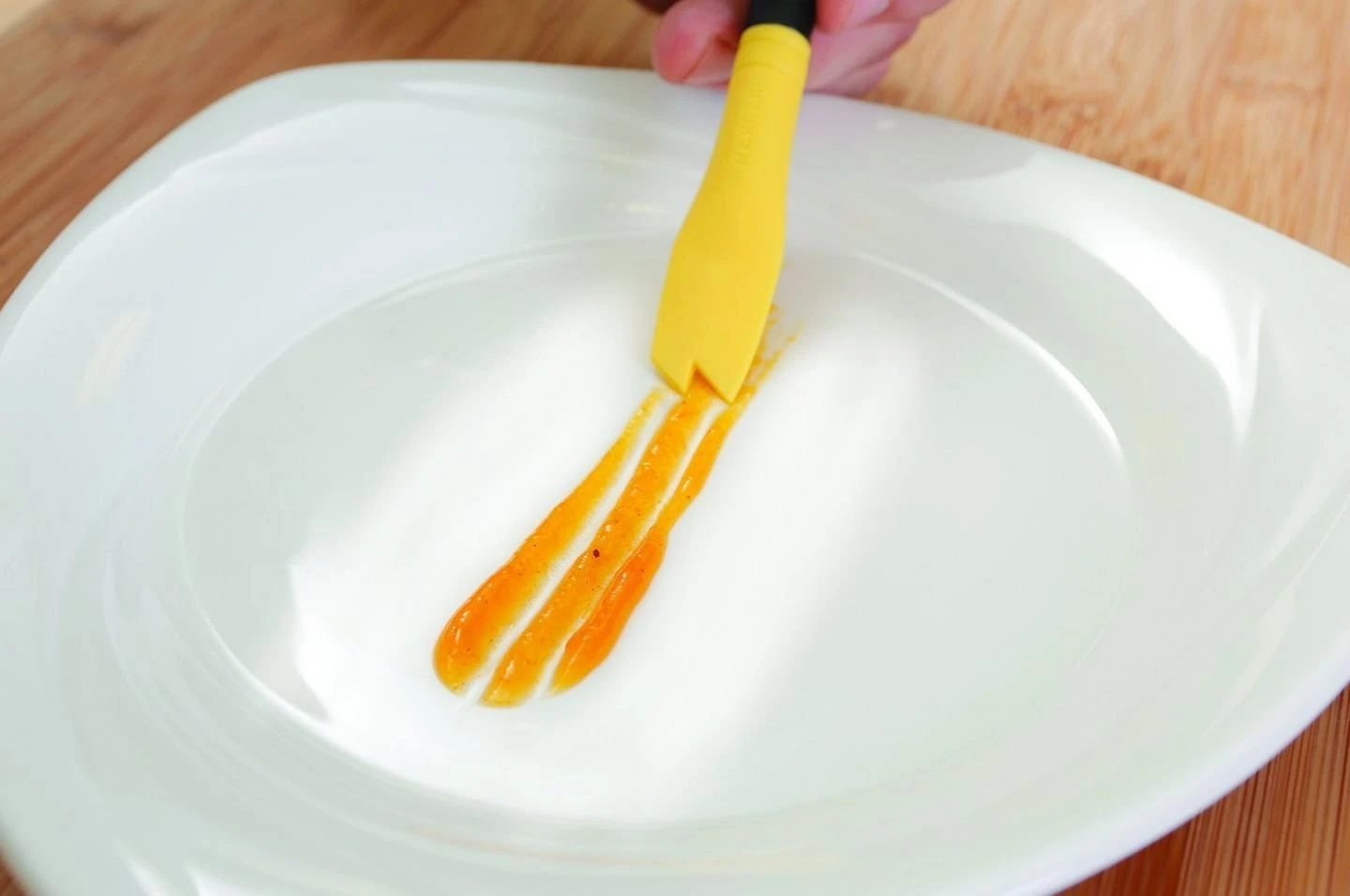 Mercer Culinary Mercer Silicone Plating Brush - Saw Tooth 5 Mercer Culinary Mercer Silicone Plating Brush - Saw Tooth - Image 3